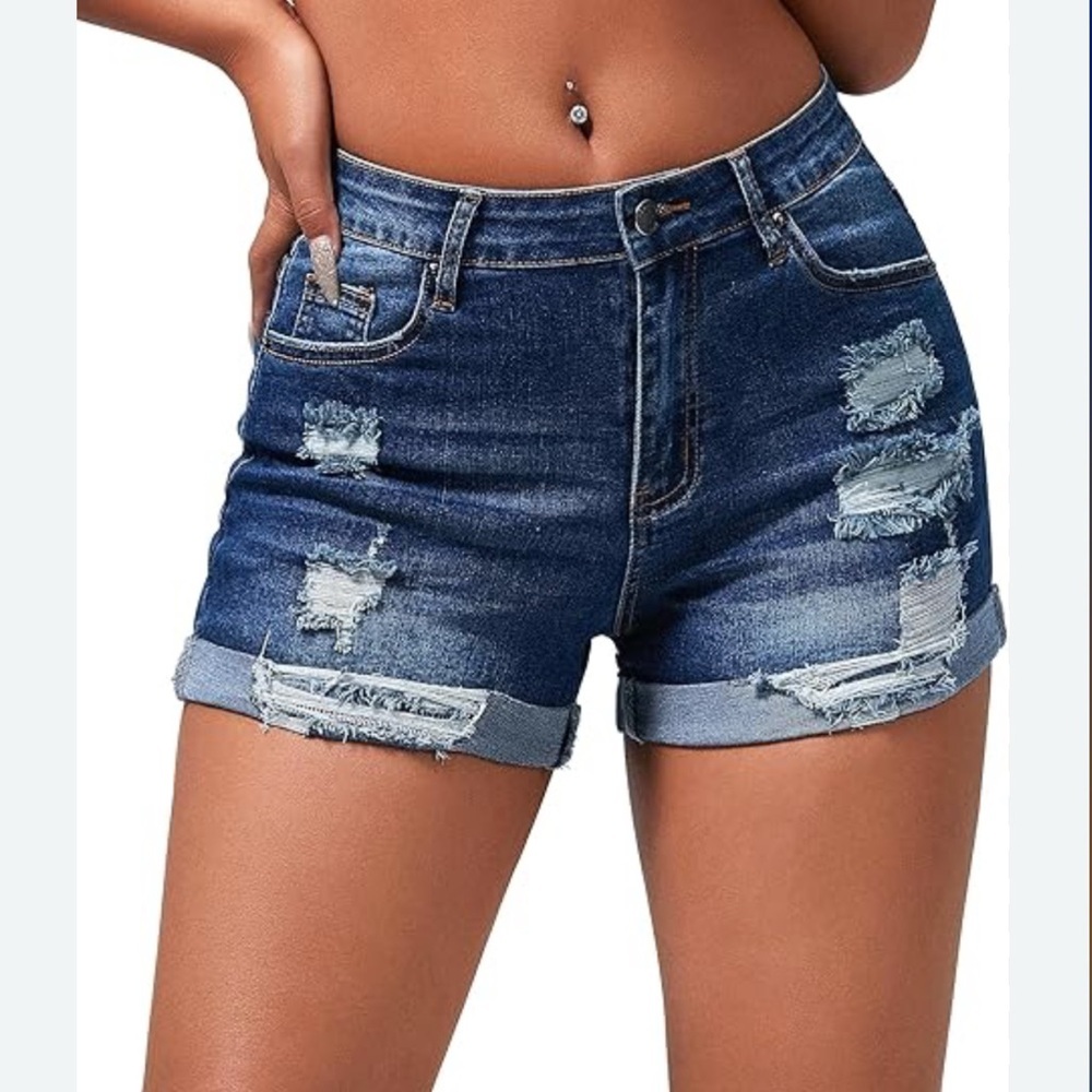 NEW 🔥 High Rise Distressed Women’s Shorts , Sz M .